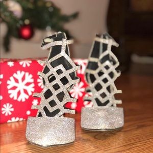 Selling this pair of heels. Perfect for parties!